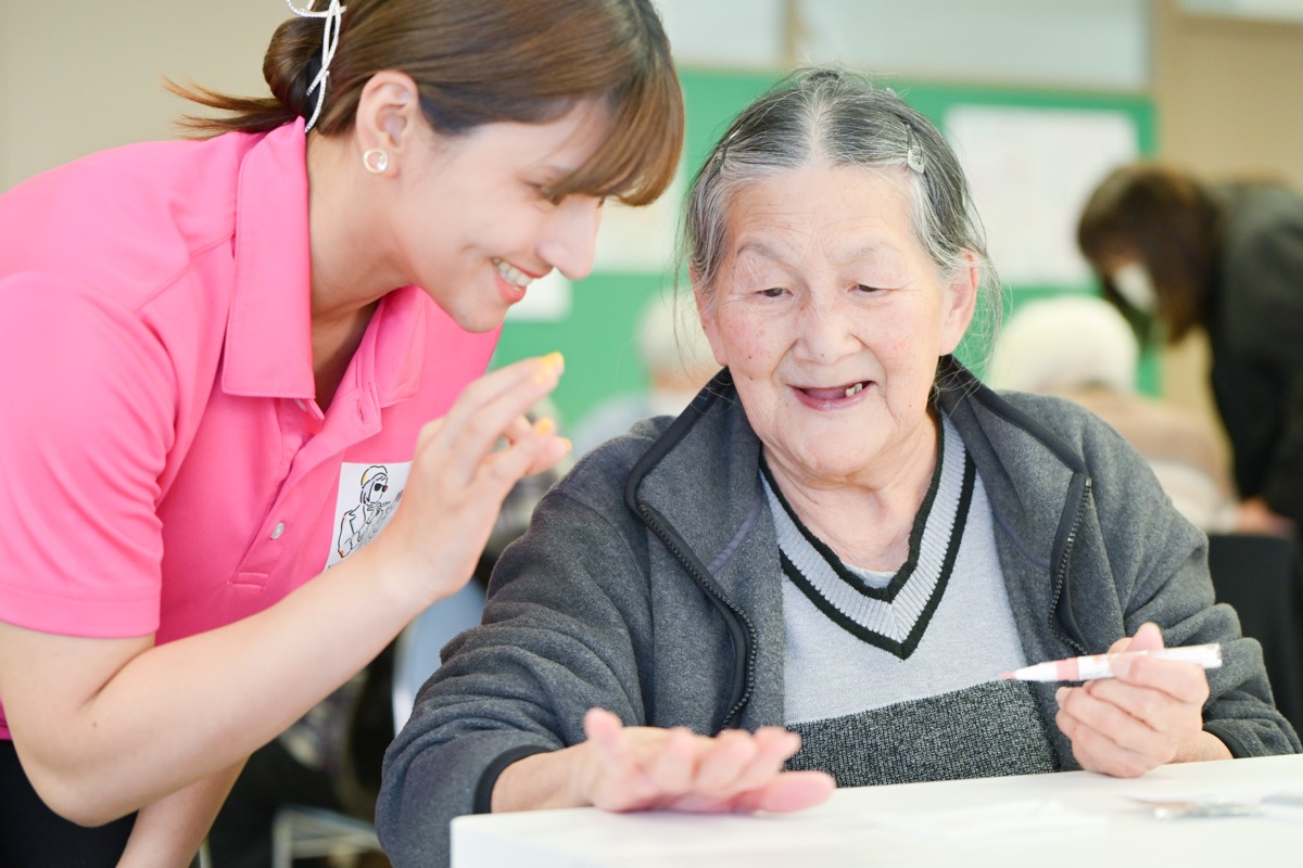 高齢者へのネイル施術
