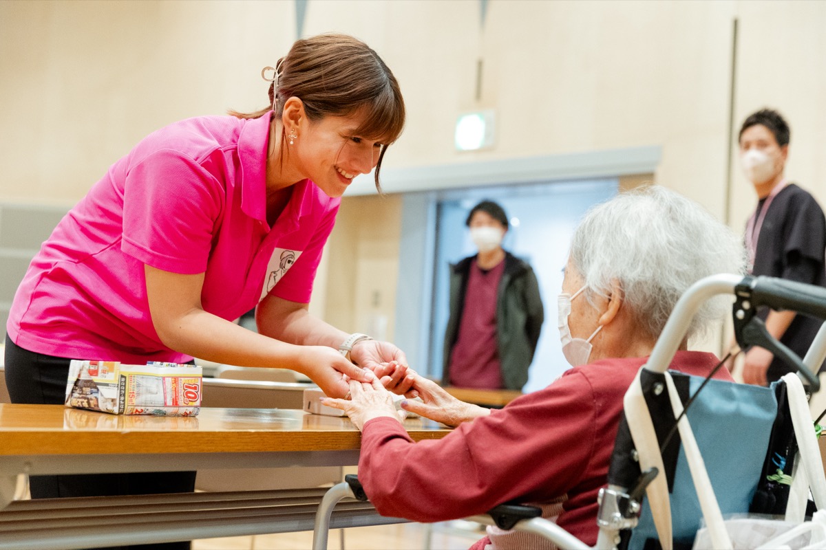 車椅子の高齢者へのネイルケア