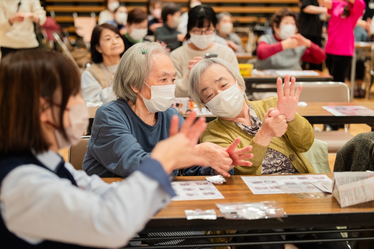 シニアがネイルを楽しむ様子