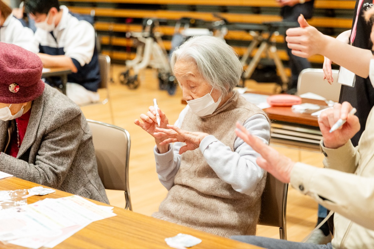 ネイルペンを使うシニア